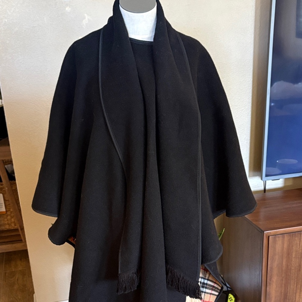 Elegant Black/aTartan reversible Cape for Women - Picture 4 of 10